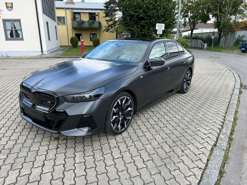 Grau Gebraucht 2023 BMW i5 Performance Limousine | 89.844 € (Teuer) - Bild 1/4
