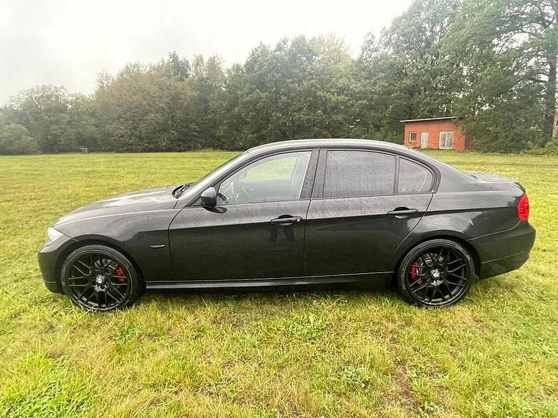 Gebraucht BMW 318 143 PS (105 kW) 2012 Schwarz Limousine