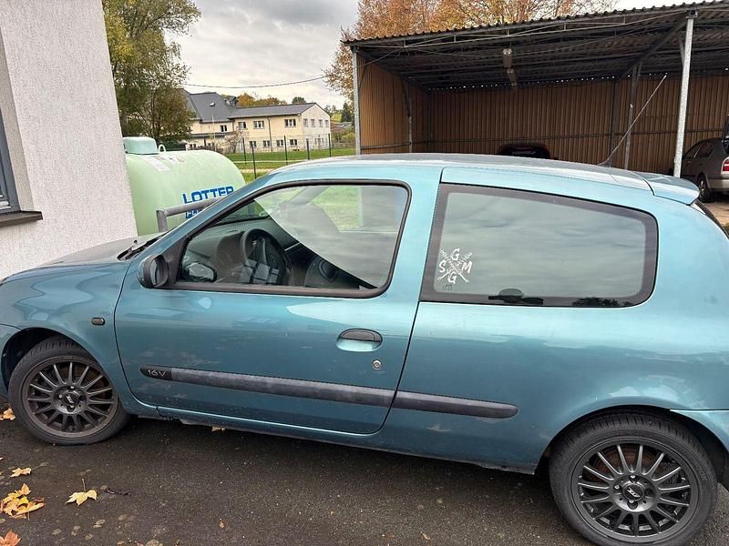Blau Gebraucht 2005 Renault Clio II Dynamique Limousine | 2.500 € (Fairer Preis) - Bild 1/4