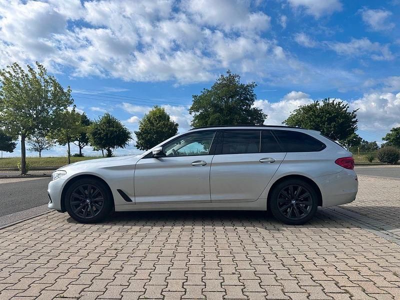 Silber Gebraucht 2020 BMW 520 Sport Line Kombi | 17.300 € (Superpreis) - Bild 1/4