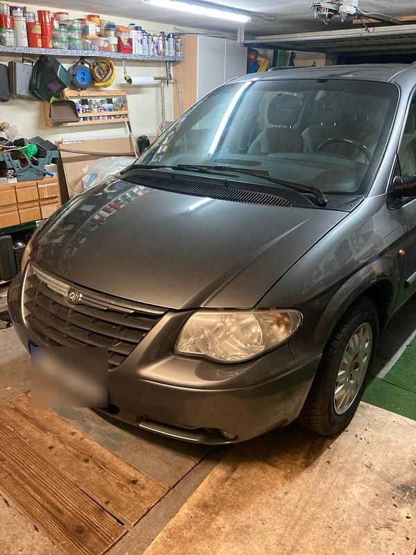 Grau Gebraucht 2008 Chrysler Voyager Van / Kleinbus | 2.590 € (Fairer Preis) - Bild 1/4