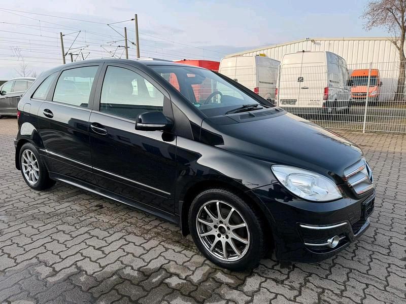 Gebraucht Mercedes B180 109 PS (80 kW) 2010 Schwarz Van / Kleinbus