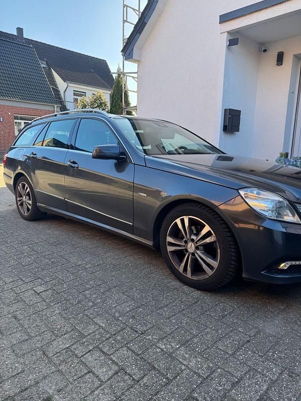 Gebraucht Mercedes E200 Avantgarde 136 PS (100 kW) 2010 Grau Kombi