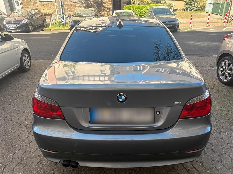 Gebraucht BMW 523 190 PS (139 kW) 2007 Silber Limousine