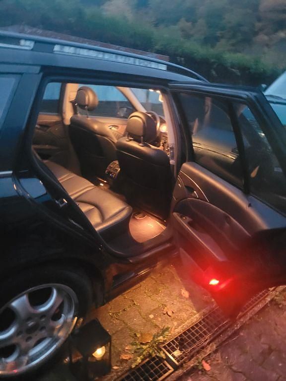 Schwarz Gebraucht 2004 Mercedes E320 Elegance Limousine | 1.800 € (Superpreis) - Bild 1/4