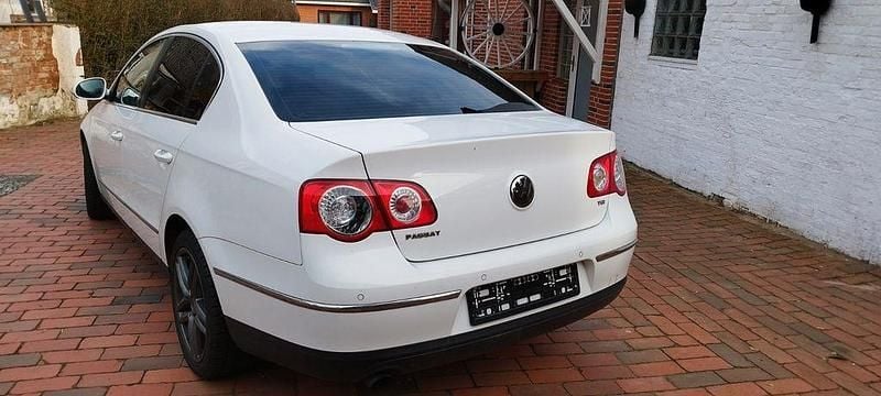 Gebraucht VW Passat Comfortline 122 PS (89 kW) 2011 Weiß Limousine