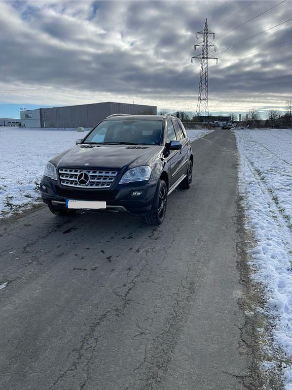 Schwarz Gebraucht 2010 Mercedes ML350 SUV | 10.500 € (Fairer Preis) - Bild 1/4