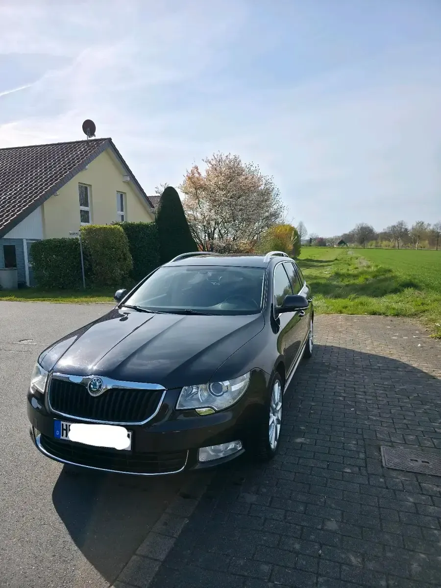 Używany Skoda Superb Elegance 170 KM (125 kW) 2012 Czarny Kombi