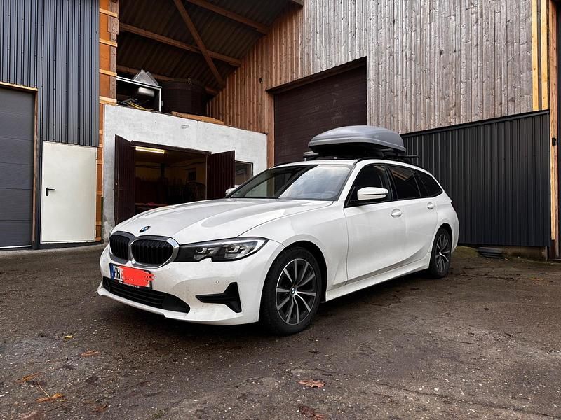 Weiß Gebraucht 2021 BMW 318 Advantage Kombi | 14.500 € (Teuer) - Bild 1/4