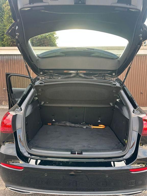 Schwarz Gebraucht 2023 Mercedes A250 Limousine | 32.900 € (Teuer) - Bild 1/4