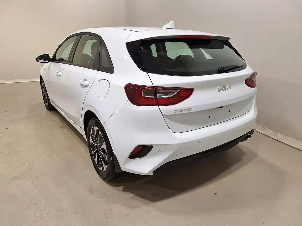 Nuevo Kia Ceed Play 101 CV (74 kW) 2025 Blanco Utilitario