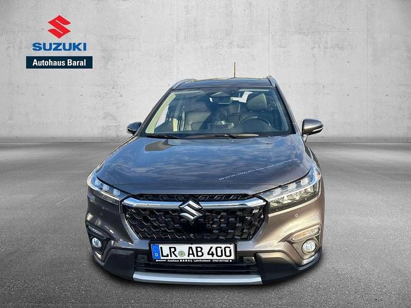 Titan dark gray pearl Gebraucht 2025 Suzuki SX4 S-Cross Comfort+ SUV | 30.590 € (Teuer) - Bild 1/4