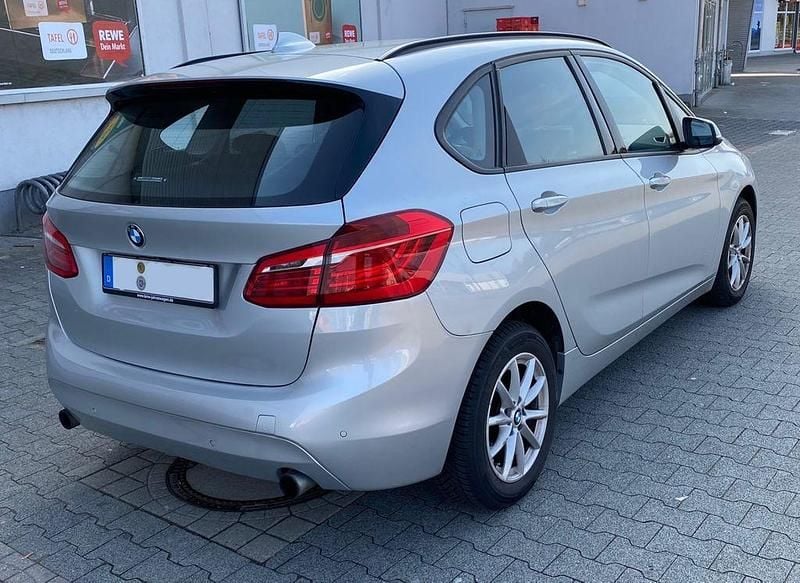 Gebraucht BMW 220 Active Tourer Advantage 192 PS (141 kW) 2016 Silber Van / Kleinbus