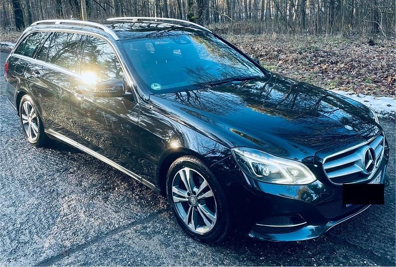 Schwarz Gebraucht 2016 Mercedes E220 Avantgarde Kombi | 15.000 € (Etwas zu teuer) - Bild 1/4