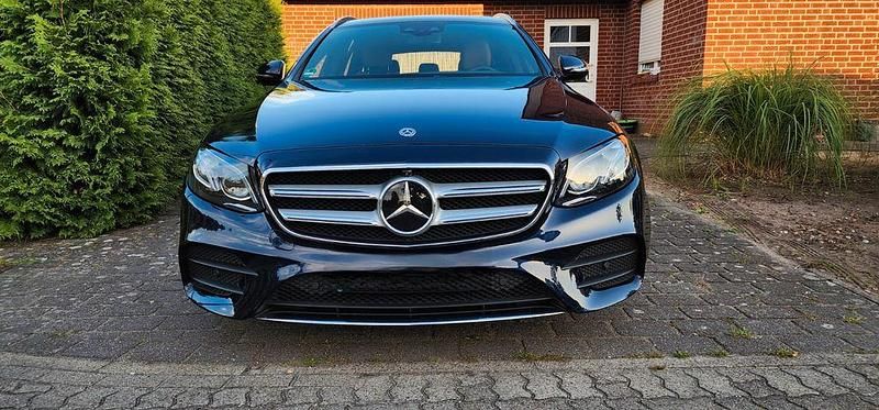 Blau Gebraucht 2019 Mercedes E400 AMG line Kombi | 35.699 € (Fairer Preis) - Bild 1/4