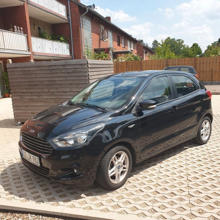 Schwarz Gebraucht 2017 Ford Ka Plus Cool & Sound Edition Kleinwagen | 7.990 € (Fairer Preis) - Bild 1/4