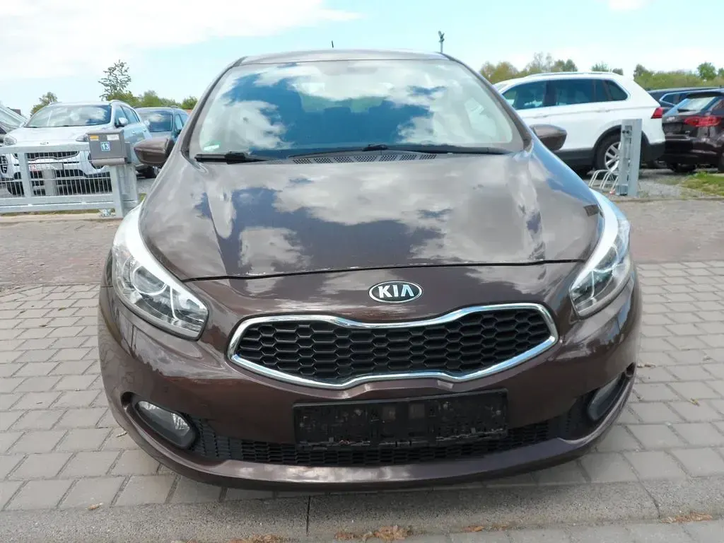 Gebraucht Kia Ceed Edition 7 135 PS (99 kW) 2012 Braun Kleinwagen