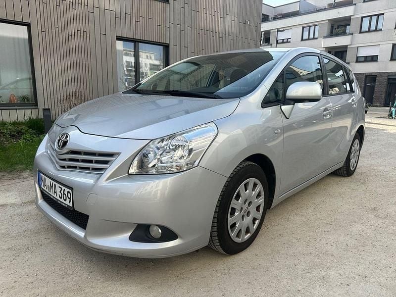 Gebraucht Toyota Verso Multidrive S 147 PS (108 kW) 2009 Silber Van / Kleinbus