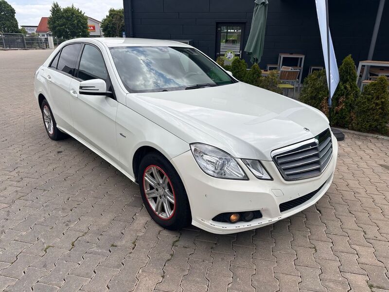 Weiß Gebraucht 2010 Mercedes E200 Limousine | 3.980 € (Superpreis) - Bild 1/4