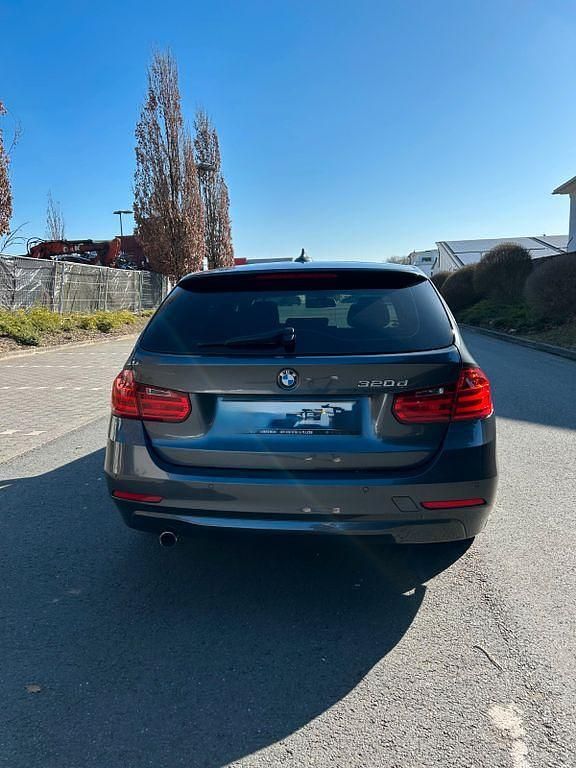 Gebraucht BMW 320 184 PS (135 kW) 2013 Grau Kombi