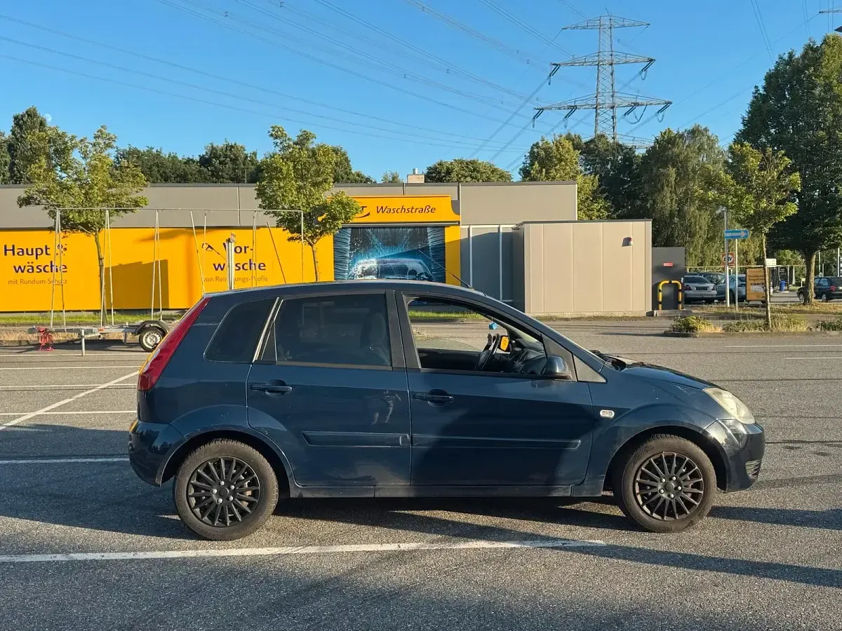 Gebraucht Ford Fiesta 60 PS (44 kW) 2008 Blau Kleinwagen