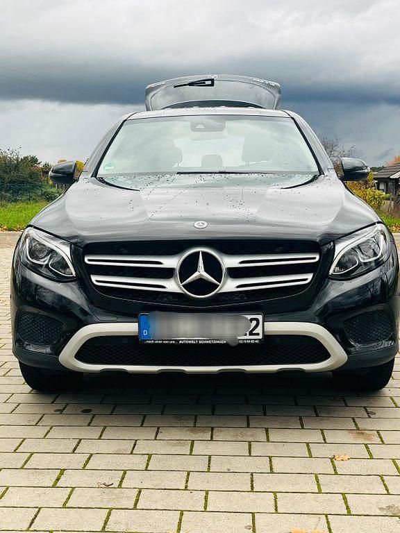Schwarz Gebraucht 2018 Mercedes GLC250 SUV | 24.999 € (Fairer Preis) - Bild 1/4