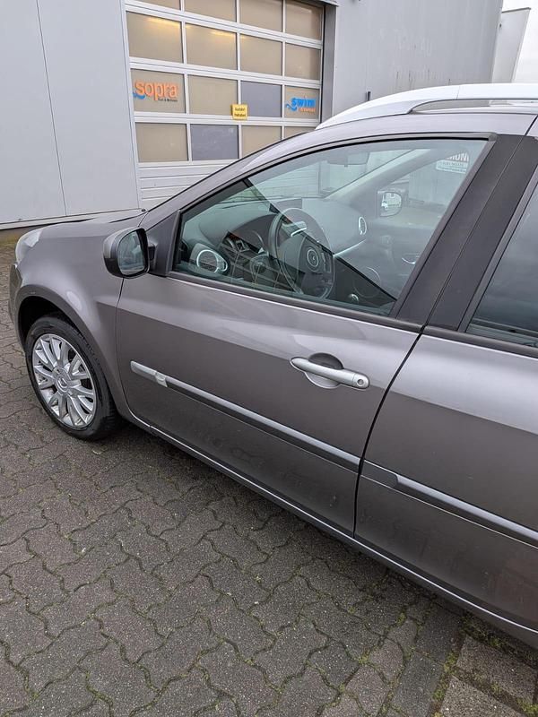 Grau Gebraucht 2010 Renault Clio GrandTour Kombi | 5.000 € (Fairer Preis) - Bild 1/4