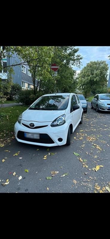 Gebraucht Toyota Aygo 68 PS (50 kW) 2014 Weiß Kleinwagen