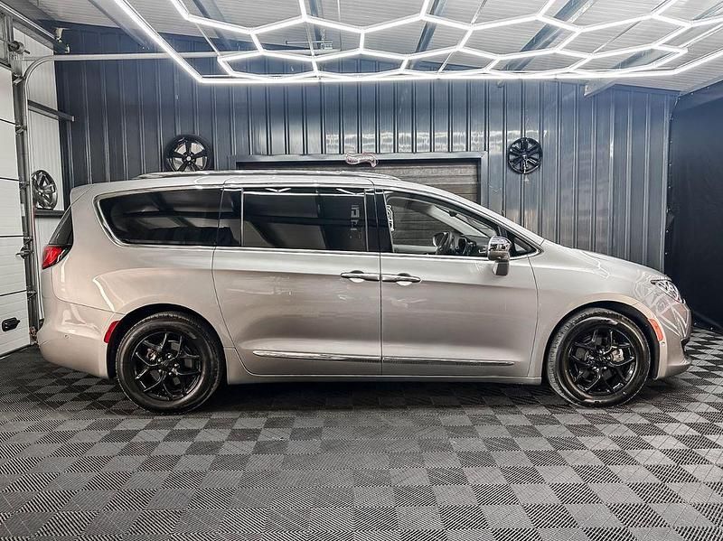 Gebraucht Chrysler Pacifica Limited 291 PS (214 kW) 2017 Silber SUV