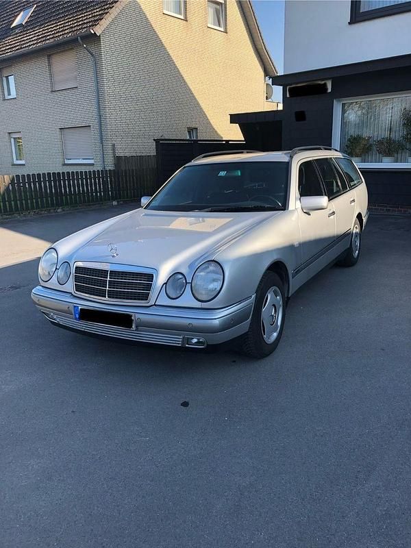 Silber Gebraucht 2000 Mercedes 240 Elegance Kombi | 4.600 € - Bild 1/4
