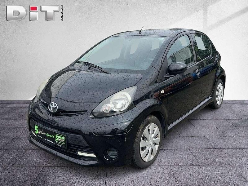 Midnight black Gebraucht 2014 Toyota Aygo Cool Kleinwagen | 6.690 € (Superpreis) - Bild 1/4