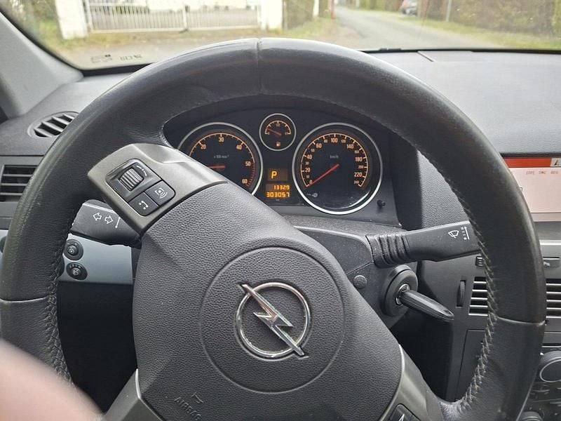 Używany Opel Astra 120 KM (88 kW) 2006 Szary Sedan/Limuzyna