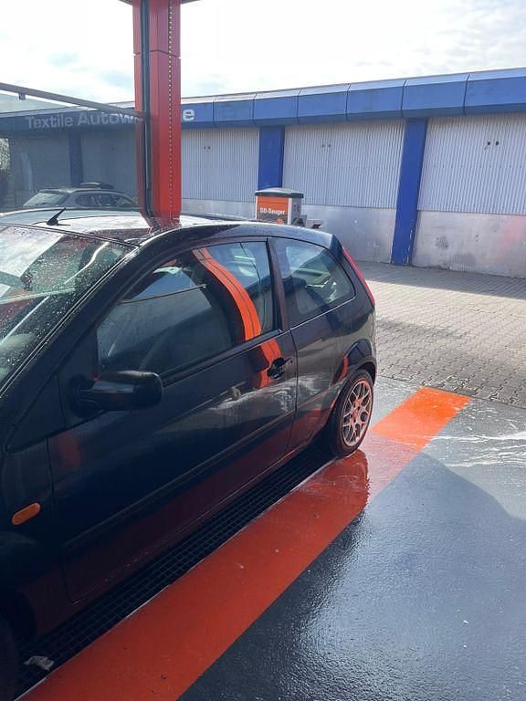 Gebraucht Ford Fiesta Trend 101 PS (74 kW) 2004 Blau Kleinwagen