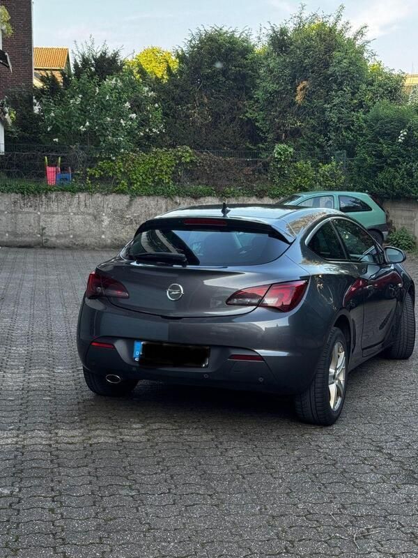 Grau Gebraucht 2012 Opel Astra GTC Innovation Limousine | 5.600 € (Fairer Preis) - Bild 1/4