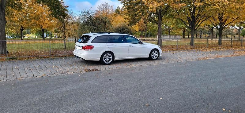 Weiß Gebraucht 2017 Mercedes E220 Avantgarde Kombi | 21.400 € (Superpreis) - Bild 1/4