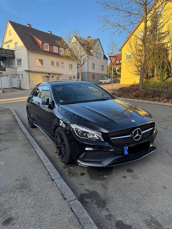 Schwarz Gebraucht 2017 Mercedes CLA220 Limousine | 16.400 € (Fairer Preis) - Bild 1/4