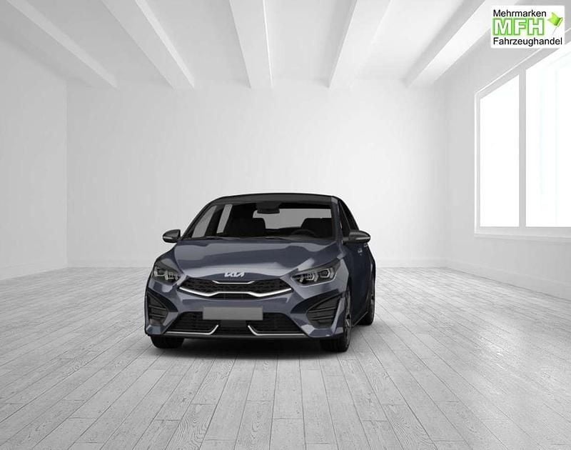 Neu Kia Ceed Gold 140 PS (102 kW) 2026 Penta grau Kleinwagen