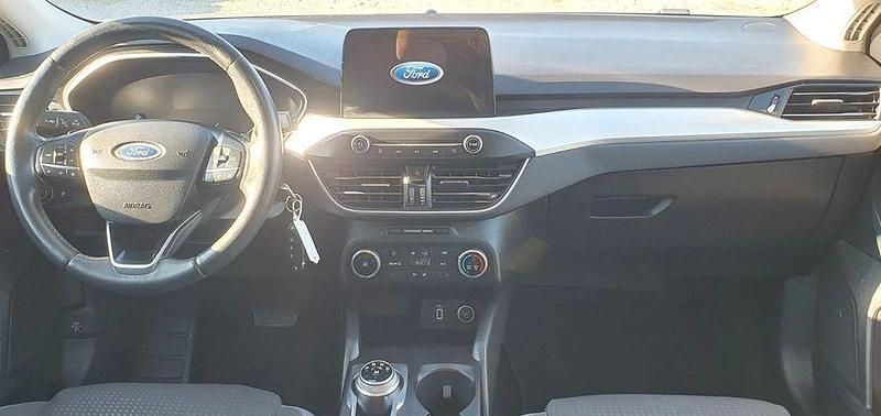 Gebraucht Ford Focus Titanium 120 PS (88 kW) 2018 Silber Limousine