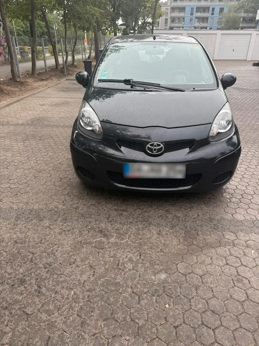 Gebraucht Toyota Aygo 68 PS (50 kW) 2011 Schwarz Kleinwagen