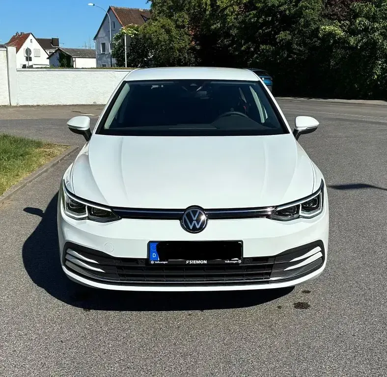 Gebraucht VW Golf VII Active 131 PS (96 kW) 2022 Weiß Limousine