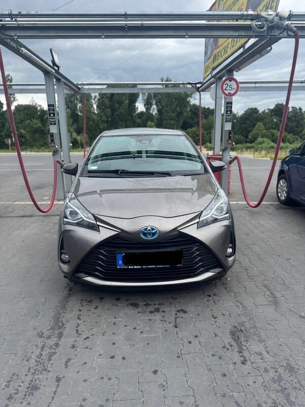 Silber Gebraucht 2017 Toyota Yaris Hybrid Kleinwagen | 11.250 € (Guter Preis) - Bild 1/4