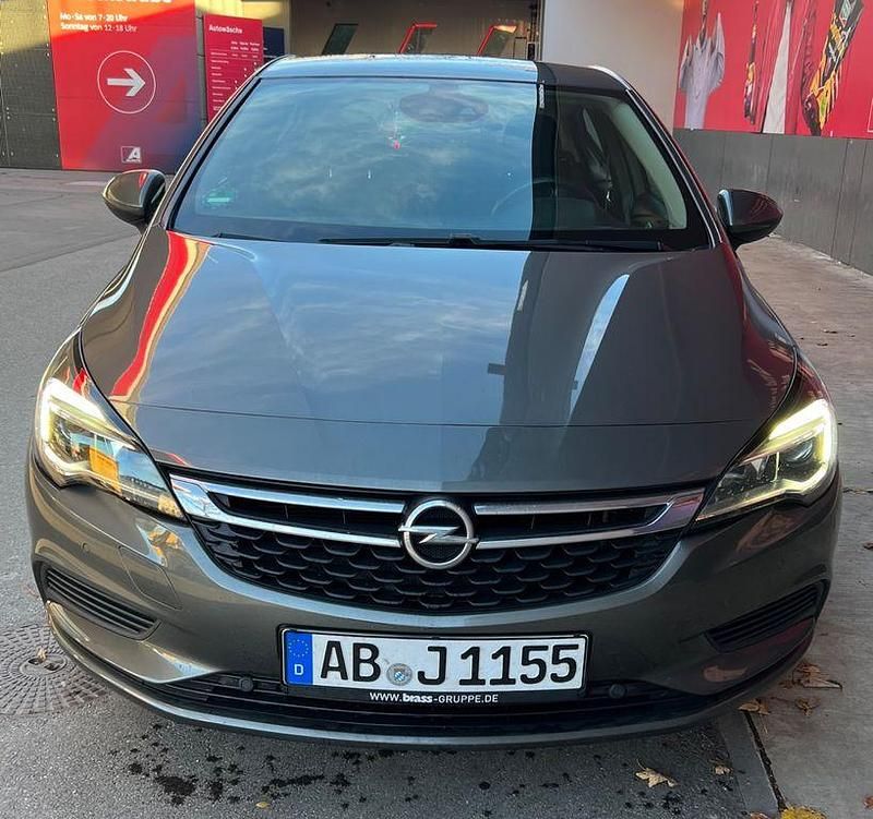Grau Gebraucht 2017 Opel Astra Dynamic Limousine | 8.500 € (Fairer Preis) - Bild 1/4