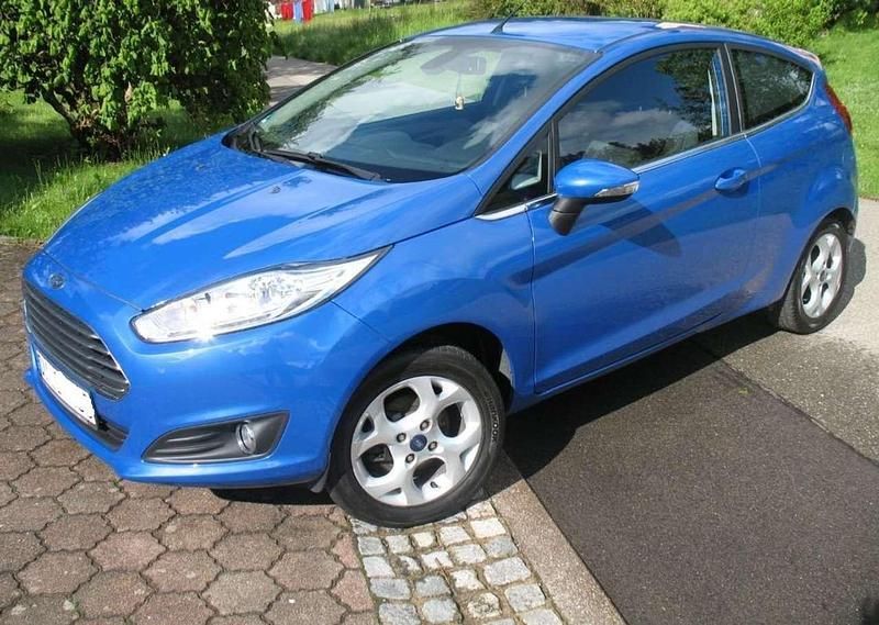 Blau Gebraucht 2013 Ford Fiesta Titanium Kleinwagen | 6.800 € (Fairer Preis) - Bild 1/4