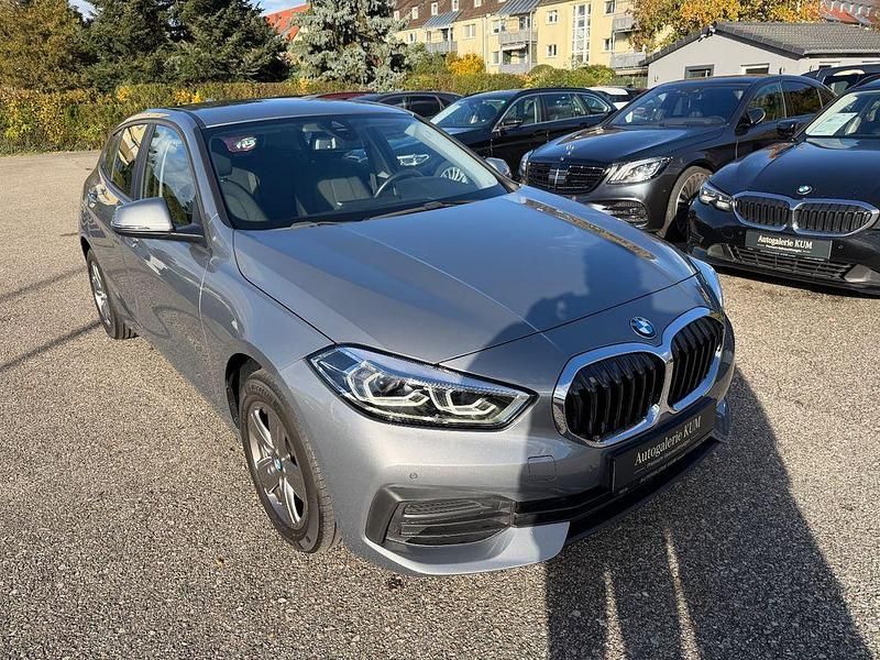 Grau Gebraucht 2022 BMW 118 Advantage Kleinwagen | 22.950 € (Fairer Preis) - Bild 1/4