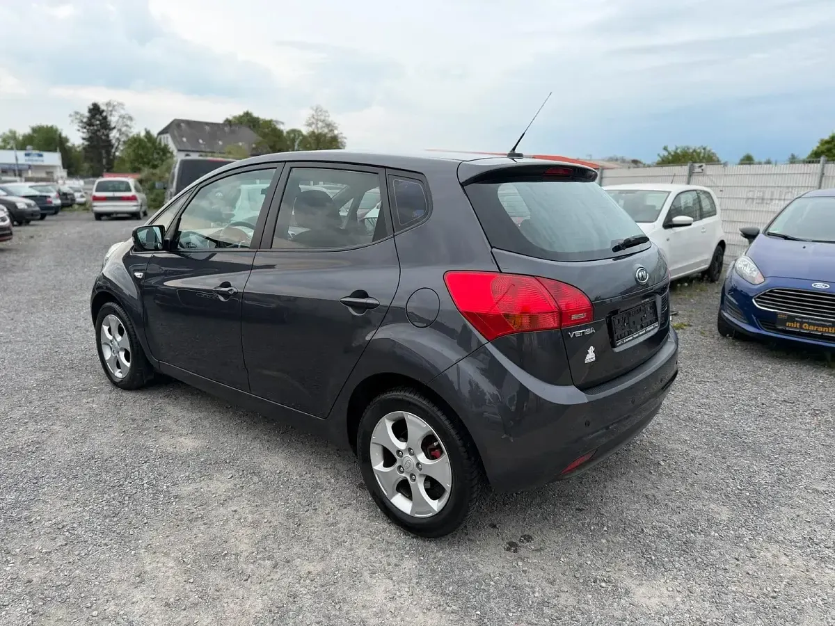 Gebraucht Kia Venga Attract 90 PS (66 kW) 2012 Grau Kleinwagen