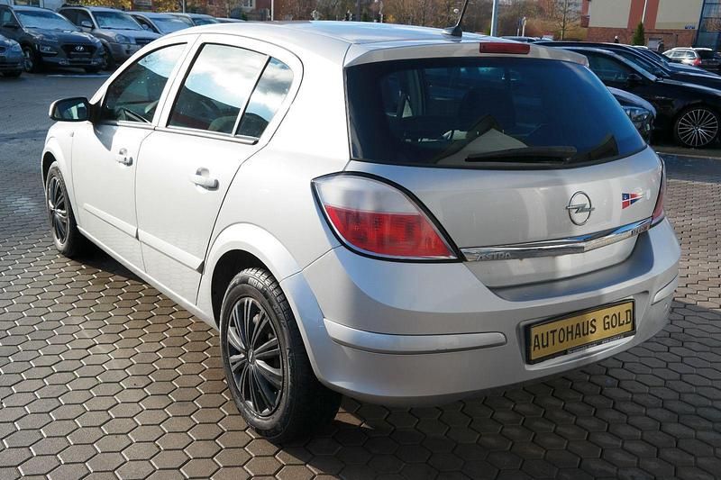 Brugt Opel Astra Edition 101 HK (74 kW) 2005 Sølv Sedan
