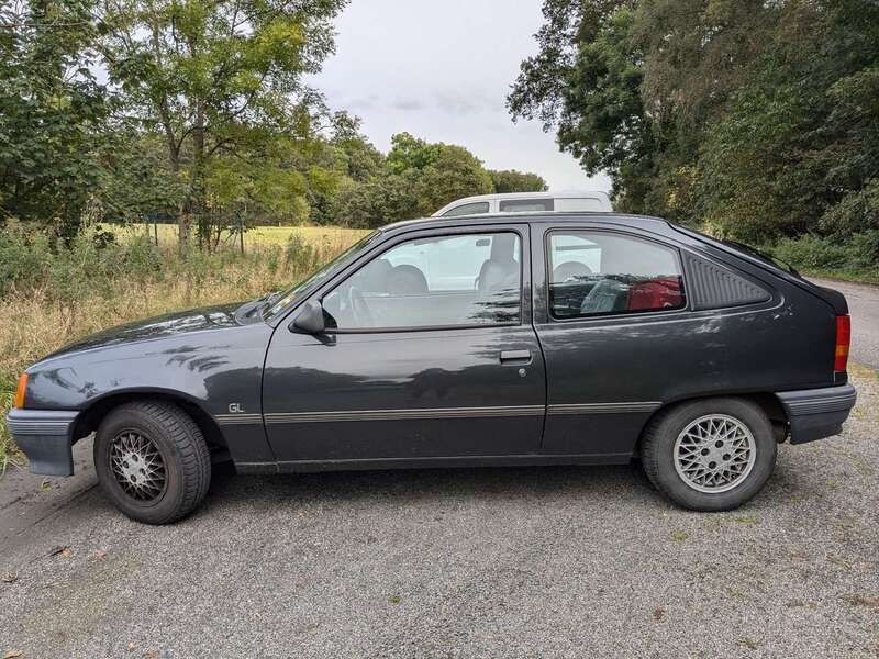Schwarz Gebraucht 1988 Opel Kadett Limousine | 4.600 € - Bild 1/4