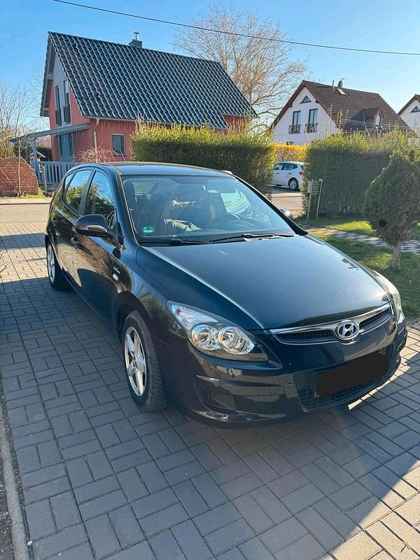 Schwarz Gebraucht 2010 Hyundai i30 Edition Kleinwagen | 4.200 € (Fairer Preis) - Bild 1/4