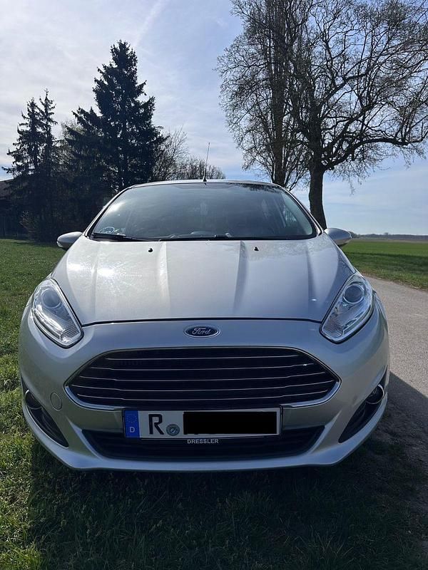 Silber Gebraucht 2015 Ford Fiesta Trend Kleinwagen | 7.300 € (Fairer Preis) - Bild 1/4