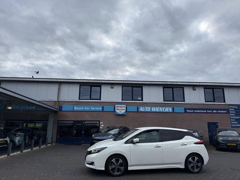 Weiß Gebraucht 2020 Nissan Leaf N-Connecta Kleinwagen | 11.251 € (Guter Preis) - Bild 1/4
